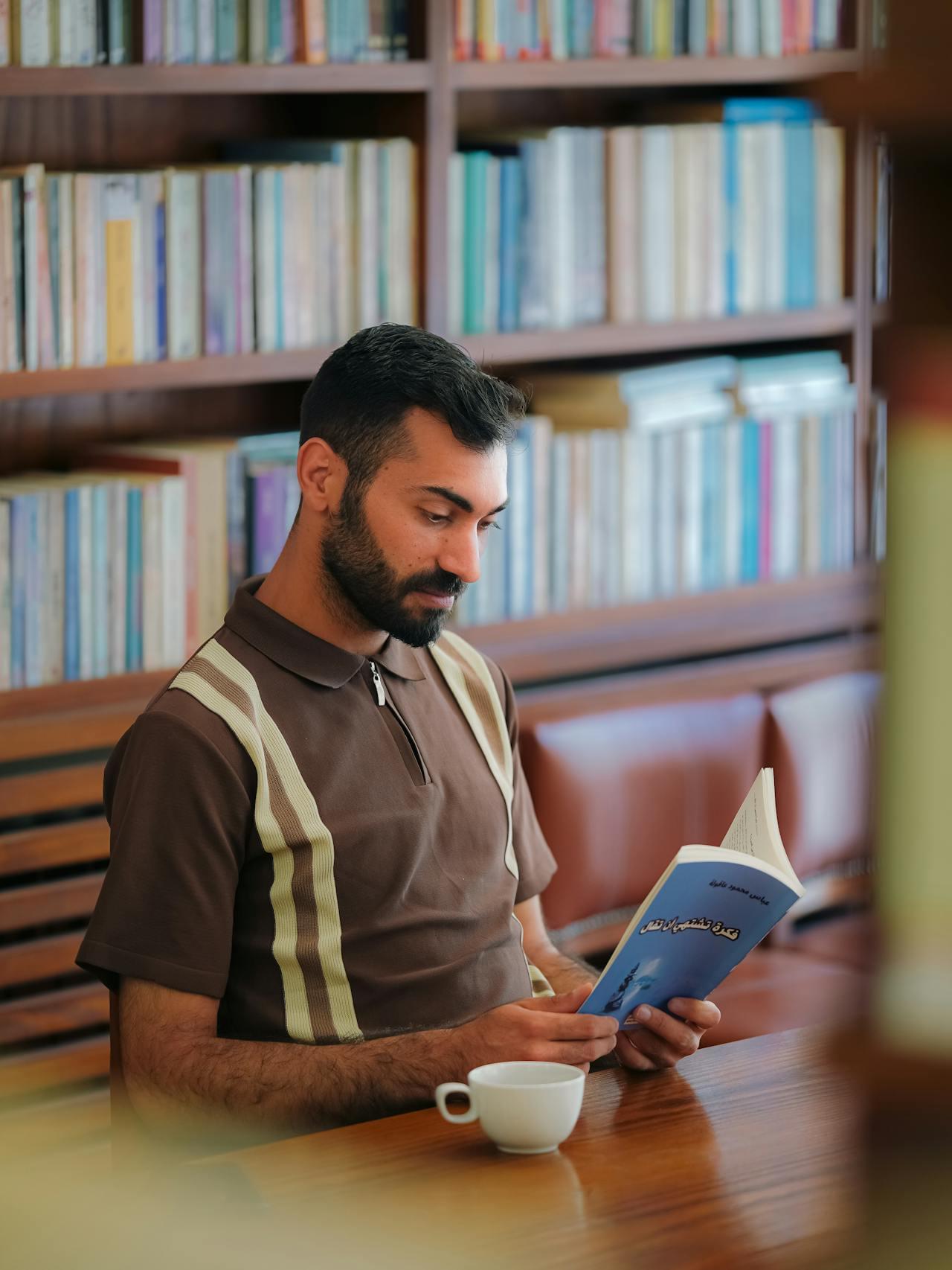 Человек читает книгу